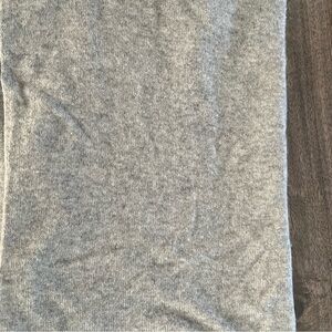 White and Warren light grey cashmere travel scarf